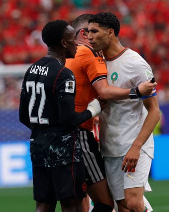 July 4, 2026, Houston, Texas, USA: The referee separates Morocco defender ACHRAF HAKIMI (2) and Canada defender RICHIE LARYEA (22) during the 2026 FIFA World Cup, WM, Weltmeisterschaft, Fussball Round of 16 match between Canada and Morocco at Houston Stadium on July 4, 2026. David Ballering II ADM Newswire ZUMA Press Wire Houston USA - ZUMAa325 20260704_zsa_a325_014 Copyright: xDavidxBalleringxIix