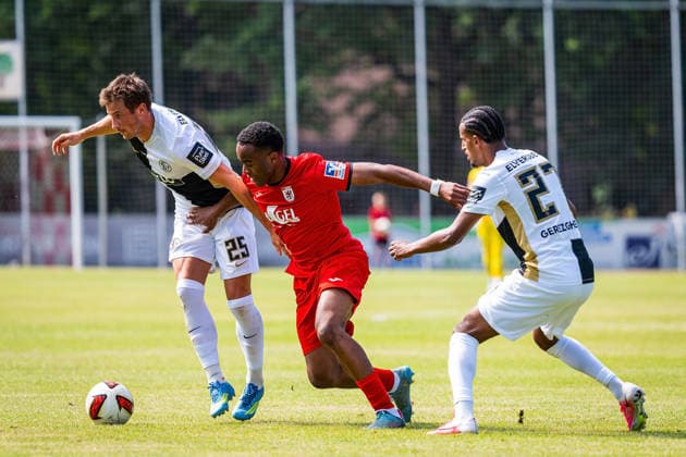 04.07.2026, xovx, Fußball Bundesliga Testspiel, FC Gießen - SV Elversberg v.l. Lukas Petkov (SV Elversberg), Melvin Curtis Njontie (FC Gießen), Filimon Gerezgiher (SV Elversberg) Gießen Waldstadion Hessen Deutschland (DE) *** July 4, 2026, xovx, Bundesliga Friendly Match, FC Gießen vs. SV Elversberg: Lukas Petkov (SV Elversberg), Melvin Curtis Njontie (FC Gießen), Filimon Gerezgiher (SV Elversberg), Gießen Waldstadion, Hesse, Germany, DE