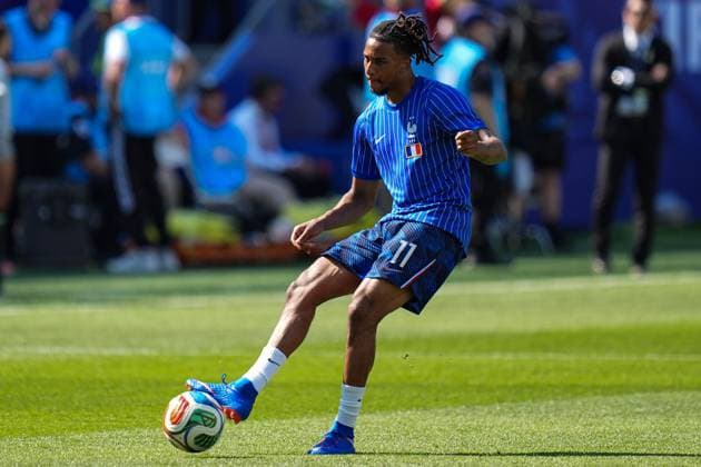 Michael Olise of France warms up Paraguay v France 2026 FIFA World Cup, WM, Weltmeisterschaft, Fussball Round of 32, Football, Philadelphia Stadium, Philadelphia, Pennsylvania, USA - 04 Jul 2026Philadelphia Philadelphia Stadium Pennsylvania (PA) United States of America  Copyright: xIsmaelxAdnan Shutterstockx 16975708n