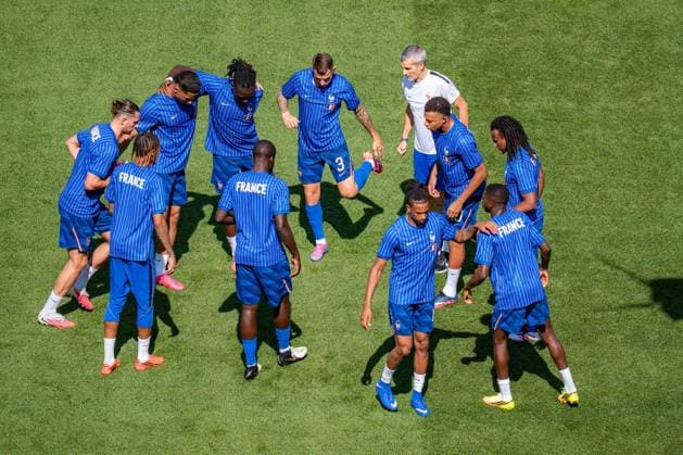 FIFA Fussball Weltmeisterschaft 2026, Achtelfinale, Paraguay vs. Frankreich, 04.07.2026, Philadelphia Stadium Kylian Mbappe Michael Olise Ousmane Dembele Jules Kounde Dayot Upamecano Lucas Digne Bradley Barcola beim Warm Up Aufwärmen *** 2026 FIFA World Cup, Round of 16, Paraguay vs. France, July 4, 2026, Philadelphia Stadium: Kylian Mbappé, Michael Olise, Ousmane Dembélé, Jules Koundé, Dayot Upamecano, Lucas Digne, and Bradley Barcola warming up Copyright: xBahhoxKarax