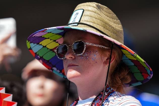 A fan covered in glitter waits for kick off Paraguay v France 2026 FIFA World Cup, WM, Weltmeisterschaft, Fussball Round of 32, Football, Philadelphia Stadium, Philadelphia, Pennsylvania, USA - 04 Jul 2026Philadelphia Philadelphia Stadium Pennsylvania (PA) United States of America  Copyright: xIsmaelxAdnan Shutterstockx 16975708o