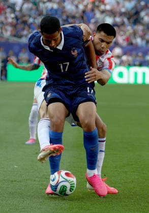 FIFA World Cup, WM, Weltmeisterschaft, Fussball 2026 - Round of 16 - Paraguay vs France William Saliba (front) of France and Diego Gomez of Paraguay in action during the FIFA World Cup 2026 Round of 16 match Paraguay against France, in Philadelphia, USA, 04 July 2026. PHILADELPHIA United States  Copyright: xSARAHxYENESELx