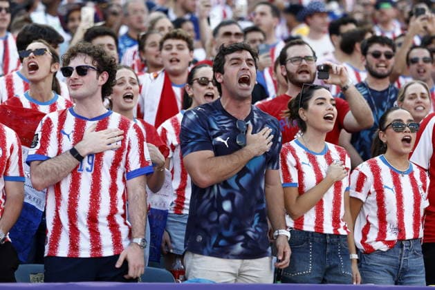 FIFA World Cup, WM, Weltmeisterschaft, Fussball 2026 - Round of 16 - Paraguay vs France Supporters of Paraguay sing their national anthem ahead of the FIFA World Cup 2026 Round of 16 match Paraguay against France, in Philadelphia, Pennsylvania, USA, 04 July 2026. PHILADELPHIA United States  Copyright: xWILLxOLIVERx