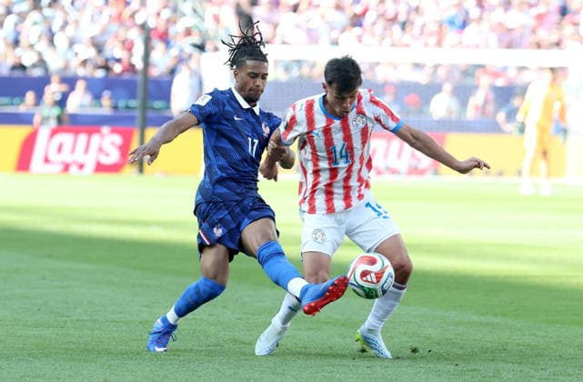 FIFA World Cup, WM, Weltmeisterschaft, Fussball 2026 - Round of 16 - Paraguay vs France Michael Olise (L) of France and Andres Cubas of Paraguay in action during the FIFA World Cup 2026 Round of 16 match Paraguay against France, in Philadelphia, USA, 04 July 2026. PHILADELPHIA United States  Copyright: xSARAHxYENESELx