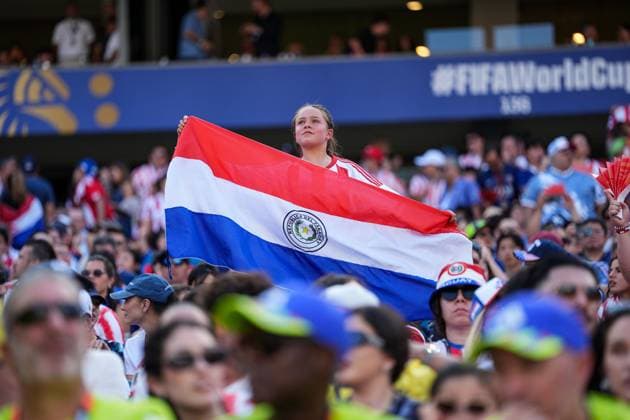 Paraguay fan holds a Paraguay flag ahead of kick off Paraguay v France 2026 FIFA World Cup, WM, Weltmeisterschaft, Fussball Round of 32, Football, Philadelphia Stadium, Philadelphia, Pennsylvania, USA - 04 Jul 2026Philadelphia Philadelphia Stadium Pennsylvania (PA) United States of America  Copyright: xIsmaelxAdnan Shutterstockx 16975708y