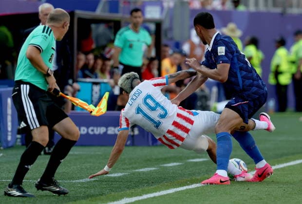FIFA World Cup, WM, Weltmeisterschaft, Fussball 2026 - Round of 16 - Paraguay vs France William Saliba (R) of France and Julio Enciso of Paraguay in action during the FIFA World Cup 2026 Round of 16 match Paraguay against France, in Philadelphia, USA, 04 July 2026. PHILADELPHIA United States  Copyright: xSARAHxYENESELx