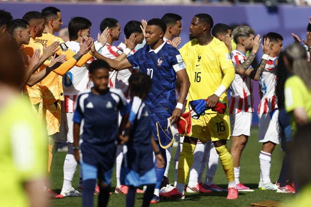 FIFA World Cup, WM, Weltmeisterschaft, Fussball 2026 - Round of 16 - Paraguay vs France Kylian Mbappe of France (C) and teammates shake hands with players of Paraguay ahead of the FIFA World Cup 2026 Round of 16 match Paraguay against France, in Philadelphia, Pennsylvania, USA, 04 July 2026. PHILADELPHIA United States  Copyright: xWILLxOLIVERx
