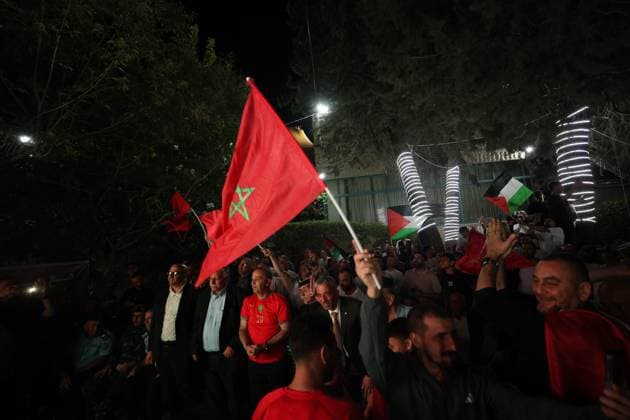 HEBRON, WEST BANK JULY 4, 2026: Palestinians cheer for the Moroccan national team, Nationalteam in the city of Hebron after Morocco defeated Canada 3 0 in the FIFA World Cup, WM, Weltmeisterschaft, Fussball 2026 Round of 16. Supporters gathered to celebrate Morocco™s qualification to the quarterfinals. HEBRON Palestine, State of Copyright: x xMosabxshawerx xJNAxPressx