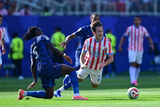 Paraguay v France - FIFA World Cup, WM, Weltmeisterschaft, Fussball 2026 - Round of 16 PHILADELPHIA, UNITED STATES - JULY 04: Matias Galarza of Paraguay in action against Jules Kounde (5) of France during the 2026 FIFA World Cup Round of 16 match between Paraguay and France at Lincoln Financial Field (Philadelphia Stadium) in Philadelphia, Pennsylvania, United States on July 04, 2026. Abdulhamid Hosbas Anadolu Pennsylvania United States. Editorial use only. Please get in touch for any other usage.  Copyright: x2026xAnadoluxAbdulhamidxHosbasx