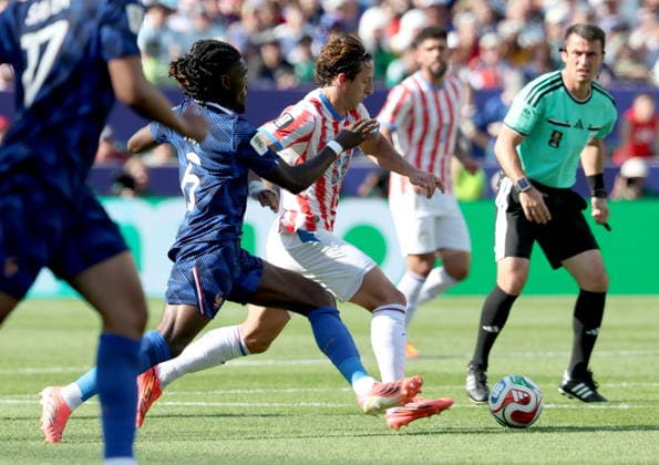 FIFA World Cup, WM, Weltmeisterschaft, Fussball 2026 - Round of 16 - Paraguay vs France Manu Kone (L) of France and Matias Galarza of Paraguay in action during the FIFA World Cup 2026 Round of 16 match Paraguay against France, in Philadelphia, USA, 04 July 2026. PHILADELPHIA United States  Copyright: xSARAHxYENESELx