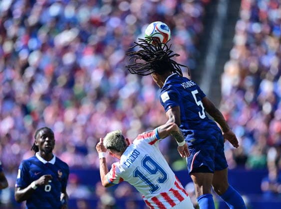 Paraguay v France - FIFA World Cup, WM, Weltmeisterschaft, Fussball 2026 - Round of 16 PHILADELPHIA, UNITED STATES - JULY 04: Matias Galarza (19) of Paraguay in action against Jules Kounde (5) of France during the 2026 FIFA World Cup Round of 16 match between Paraguay and France at Lincoln Financial Field (Philadelphia Stadium) in Philadelphia, Pennsylvania, United States on July 04, 2026. Abdulhamid Hosbas Anadolu Pennsylvania United States. Editorial use only. Please get in touch for any other usage.  Copyright: x2026xAnadoluxAbdulhamidxHosbasx