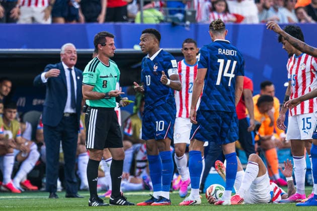 260704 Head coach Gustavo Julio Alfaro of Paraguay, Referee Ilgiz Tantashev and Kylian Mbappe of France during the FIFA World Cup, WM, Weltmeisterschaft, Fussball 2026 round of 16 football match between Paraguay and France on July 4, 2026 in Philadelphia. Photo: Jon Olav Nesvold BILDBYRAN COP 217 JE0140 fotboll football soccer fotball vm fotbolls-vm fotball-vm fotbolls-vm 2026 fifa world cup 2026 attondelsfinal round of 16 bbeng *** July 4, 2026: Paraguay head coach Gustavo Julio Alfaro, referee Ilgiz Tantashev, and Kylian Mbappé of France during the FIFA World Cup 2026 Round of 16 soccer match between Paraguay and France on July 4, 2026 in Philadelphia. Photo by Jon Olav Nesvold. BILDBYRAN COP 217 JE0140 soccer football fotball World Cup soccer World Cup 2026 FIFA World Cup 2026 round of 16 bbeng  Copyright: JONxOLAVxNESVOLD BB260704JE175