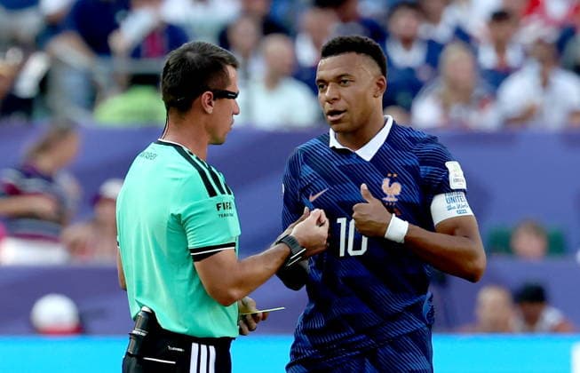 FIFA World Cup, WM, Weltmeisterschaft, Fussball 2026 - Round of 16 - Paraguay vs France Kylian Mbappe of France talks to referee Ilgiz Tantashev during the FIFA World Cup 2026 Round of 16 match Paraguay against France, in Philadelphia, USA, 04 July 2026. PHILADELPHIA United States  Copyright: xSARAHxYENESELx