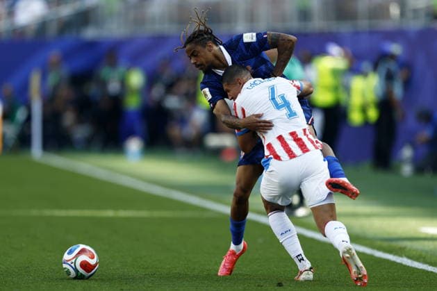 FIFA World Cup, WM, Weltmeisterschaft, Fussball 2026 - Round of 16 - Paraguay vs France Bradley Barcola of France (L) in action against Juan Jose Caceres of Paraguay (R) during the FIFA World Cup 2026 Round of 16 match Paraguay against France, in Philadelphia, Pennsylvania, USA, 04 July 2026. PHILADELPHIA United States  Copyright: xWILLxOLIVERx