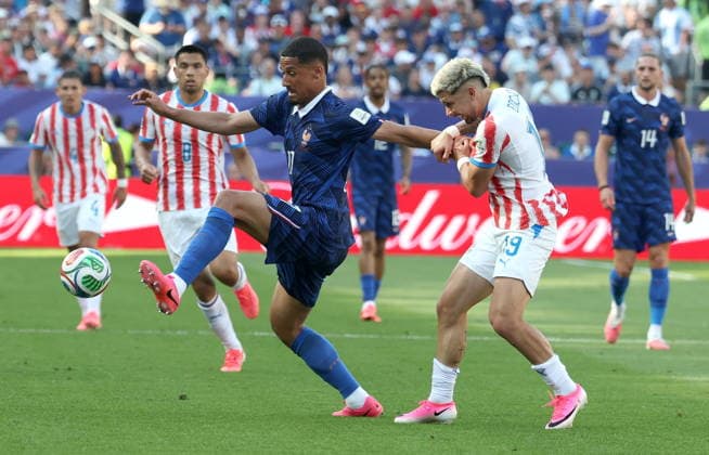 FIFA World Cup, WM, Weltmeisterschaft, Fussball 2026 - Round of 16 - Paraguay vs France William Saliba (L) of France and Julio Enciso of Paraguay in action during the FIFA World Cup 2026 Round of 16 match Paraguay against France, in Philadelphia, USA, 04 July 2026. PHILADELPHIA United States  Copyright: xSARAHxYENESELx
