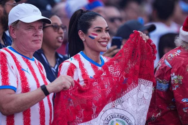 Paraguay fan holds a Paraguay flag ahead of kick off Paraguay v France 2026 FIFA World Cup, WM, Weltmeisterschaft, Fussball Round of 32, Football, Philadelphia Stadium, Philadelphia, Pennsylvania, USA - 04 Jul 2026Philadelphia Philadelphia Stadium Pennsylvania (PA) United States of America  Copyright: xIsmaelxAdnan Shutterstockx 16975708at