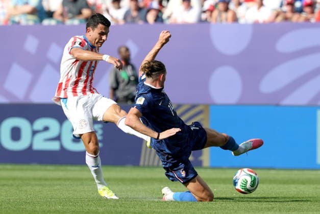 FIFA World Cup, WM, Weltmeisterschaft, Fussball 2026 - Round of 16 - Paraguay vs France Adrien Rabiot (R) of France and Junior Alonso of Paraguay in action during the FIFA World Cup 2026 Round of 16 match Paraguay against France, in Philadelphia, USA, 04 July 2026. PHILADELPHIA United States  Copyright: xSARAHxYENESELx