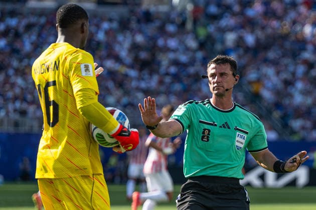 260704 Goalkeeper Mike Maignan of France and Referee Ilgiz Tantashev during the FIFA World Cup, WM, Weltmeisterschaft, Fussball 2026 round of 16 football match between Paraguay and France on July 4, 2026 in Philadelphia. Photo: Jon Olav Nesvold BILDBYRAN COP 217 JE0140 fotboll football soccer fotball vm fotbolls-vm fotball-vm fotbolls-vm 2026 fifa world cup 2026 attondelsfinal round of 16 bbeng *** July 4, 2026: Goalkeeper Mike Maignan of France and Referee Ilgiz Tantashev during the FIFA World Cup 2026 Round of 16 soccer match between Paraguay and France on July 4, 2026 in Philadelphia. Photo by Jon Olav Nesvold. BILDBYRAN COP 217 JE0140 soccer football fotball World Cup soccer World Cup 2026 FIFA World Cup 2026 Round of 16 bbeng  Copyright: JONxOLAVxNESVOLD BB260704JE187