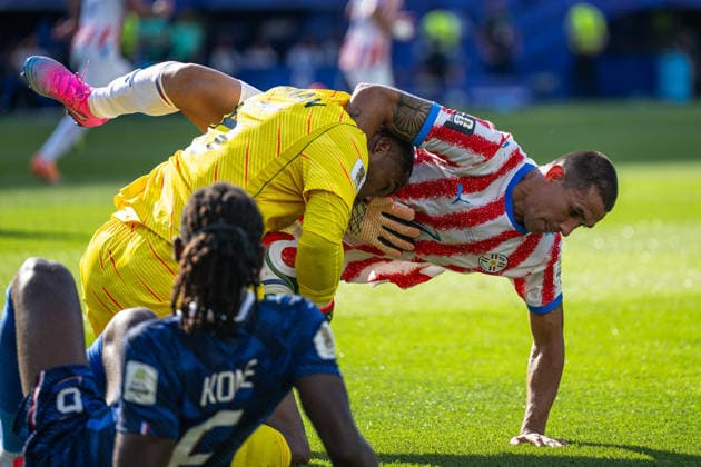 260704 Goalkeeper Mike Maignan of France and Gustavo Velazquez of Paraguay during the FIFA World Cup, WM, Weltmeisterschaft, Fussball 2026 round of 16 football match between Paraguay and France on July 4, 2026 in Philadelphia. Photo: Jon Olav Nesvold BILDBYRAN COP 217 JE0140 fotboll football soccer fotball vm fotbolls-vm fotball-vm fotbolls-vm 2026 fifa world cup 2026 attondelsfinal round of 16 bbeng *** July 4, 2026: Goalkeeper Mike Maignan of France and Gustavo Velazquez of Paraguay during the FIFA World Cup 2026 Round of 16 soccer match between Paraguay and France on July 4, 2026 in Philadelphia. Photo by Jon Olav Nesvold. BILDBYRAN COP 217 JE0140 soccer football fotball World Cup soccer World Cup 2026 FIFA World Cup 2026 round of 16 bbeng  Copyright: JONxOLAVxNESVOLD BB260704JE188