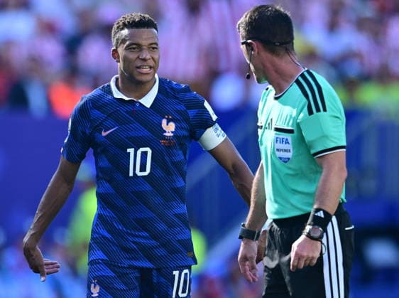 Paraguay v France - FIFA World Cup, WM, Weltmeisterschaft, Fussball 2026 - Round of 16 PHILADELPHIA, UNITED STATES - JULY 04: Kylian Mbappe (10) of France talks to the referee Ilgiz Tantashev is seen during the 2026 FIFA World Cup Round of 16 match between Paraguay and France at Lincoln Financial Field (Philadelphia Stadium) in Philadelphia, Pennsylvania, United States on July 04, 2026. Abdulhamid Hosbas Anadolu Pennsylvania United States. Editorial use only. Please get in touch for any other usage.  Copyright: x2026xAnadoluxAbdulhamidxHosbasx