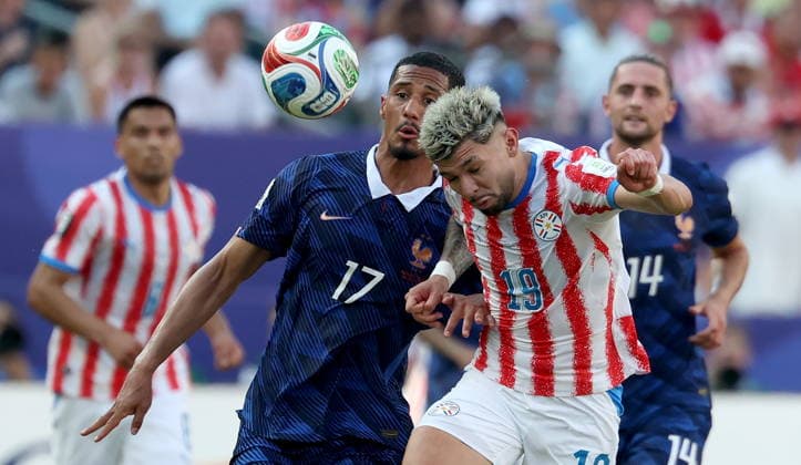 FIFA World Cup, WM, Weltmeisterschaft, Fussball 2026 - Round of 16 - Paraguay vs France William Saliba (L) of France and Julio Enciso of Paraguay in action during the FIFA World Cup 2026 Round of 16 match Paraguay against France, in Philadelphia, USA, 04 July 2026. PHILADELPHIA United States  Copyright: xSARAHxYENESELx