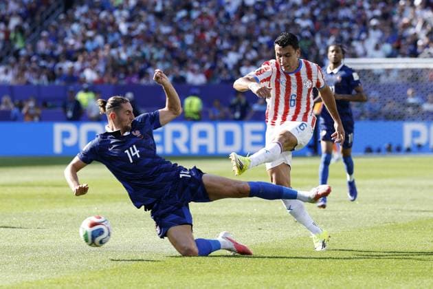 PHILADELPHIA - Adrien Rabiot of France and Junior Alonso of Paraguay during the 2026 FIFA World Cup, WM, Weltmeisterschaft, Fussball round of 16 match between Paraguay and France at the Philadelphia Stadium on July 4, 2026, in Philadelphia, United States. MAURICE VAN STEEN ANP FIFA World Cup 2026 - round of 16 2026 xVIxANPxSportx xMauricexvanxSteenxIVx 562812473 originalFilename: 562812473.jpg