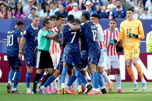 FIFA World Cup, WM, Weltmeisterschaft, Fussball 2026 - Round of 16 - Paraguay vs France Referee Ilgiz Tantashev tries to seperate players of France and Paraguay during the FIFA World Cup 2026 Round of 16 match Paraguay against France, in Philadelphia, USA, 04 July 2026. PHILADELPHIA United States  Copyright: xSARAHxYENESELx