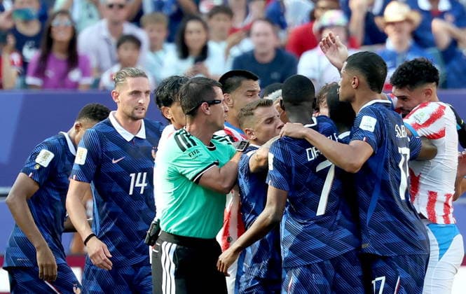 FIFA World Cup, WM, Weltmeisterschaft, Fussball 2026 - Round of 16 - Paraguay vs France Referee Ilgiz Tantashev tries to seperate players of France and Paraguay during the FIFA World Cup 2026 Round of 16 match Paraguay against France, in Philadelphia, USA, 04 July 2026. PHILADELPHIA United States  Copyright: xSARAHxYENESELx