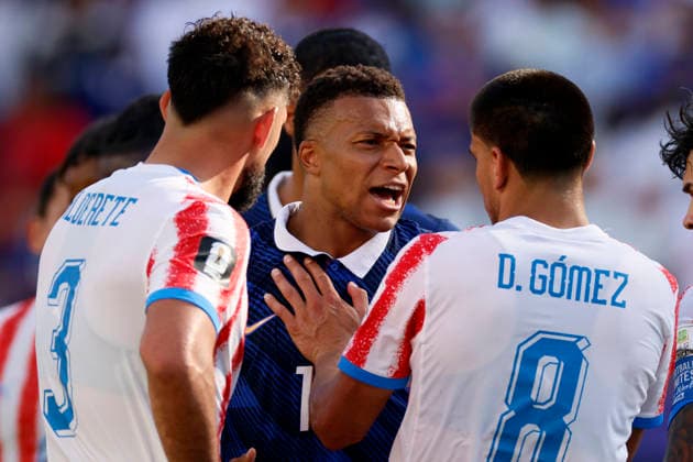 Paraguay v France: Round of 16 - FIFA World Cup, WM, Weltmeisterschaft, Fussball 2026 Kylian Mbappe of France and Diego Gomez of Paraguay in incident during the FIFA World Cup 2026 Round Of 16 match between Paraguay and France at Philadelphia Stadium on July 4, 2026 in Philadelphia, Pennsylvania. Philadelphia Philadelphia Stadium PA United States Copyright: xAllstarxPicturexLibraryxLtdx
