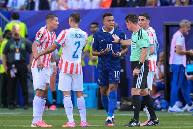 Fußball, WM 2026, 20260704, Paraguay - Frankreich. Im Bild v.l. Kylian MBAPPE (Frankreich, 10), Schiedsrichter Ilgiz TANTASHEV (Usbekistan). Philadelphia Philadelphia Stadium Pennsylvania Vereinigte Staaten von Amerika *** Soccer, 2026 World Cup, 20260704, Paraguay vs. France. Pictured, from left: Kylian MBAPPE of France, No. 10; referee Ilgiz TANTASHEV of Uzbekistan; Philadelphia Stadium, Philadelphia, Pennsylvania, United States of America Copyright: Passion2Press MarkusxFischerx