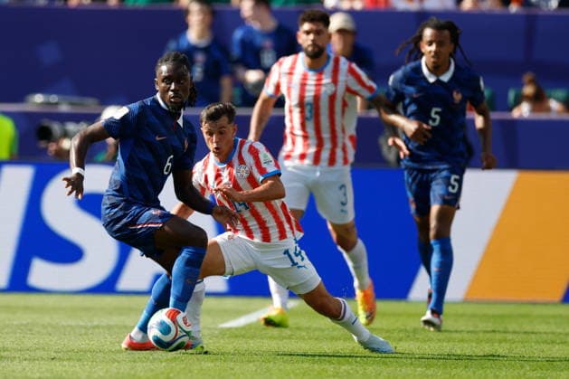 PHILADELPHIA STADIUM PHILADELPHIA PENNSYLVANIA USA 04.07.2026 FIFA MISTRZOSTWA SWIATA 2026 W PILKA NOZNA W USA MECZ GRUPA 1 8 FRANCE FRANCJA I AND PARAGUAY PARAGWAJ FIFA World Cup, WM, Weltmeisterschaft, Fussball 2026 Round of 16 match between Paraguay and France at Philadelphia Stadium on July 04, 2026 in Philadelphia, Pennsylvania. N Z France midfielder Manu Kone 6 Paraguay midfielder Andres Cubas 14 KAMIL KRZACZYNSKI PILKA NOZNA FIFA WORLD CUP 2026 MS MISTRZOSTWA SWIATA W PILCE NOZNEJ MUNDIAL USA KANADA MEKSYK 2026 NEWSPIX.PL --- newspix.pl  KSK