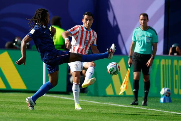 PHILADELPHIA STADIUM PHILADELPHIA PENNSYLVANIA USA 04.07.2026 FIFA MISTRZOSTWA SWIATA 2026 W PILKA NOZNA W USA MECZ GRUPA 1 8 FRANCE FRANCJA I AND PARAGUAY PARAGWAJ FIFA World Cup, WM, Weltmeisterschaft, Fussball 2026 Round of 16 match between Paraguay and France at Philadelphia Stadium on July 04, 2026 in Philadelphia, Pennsylvania. N Z France defender Jules Kounde 5 Paraguay defender Junior Alonso 6 KAMIL KRZACZYNSKI PILKA NOZNA FIFA WORLD CUP 2026 MS MISTRZOSTWA SWIATA W PILCE NOZNEJ MUNDIAL USA KANADA MEKSYK 2026 NEWSPIX.PL --- newspix.pl  KSK