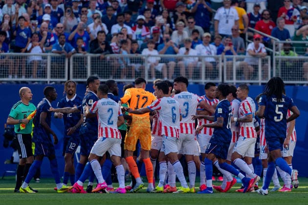 Players arguing seen during FIFA World Cup, WM, Weltmeisterschaft, Fussball WM, Weltmeisterschaft, Fussball 2026 Round of 16 game between national teams of Paraguay and France (Edmund Wong Ball Raw Images) Philadelphia Philadelphia Stadium USA Copyright: xEdmundxWongx EW_FRAvPAR-32