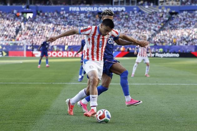 PHILADELPHIA - Diego Gomez of Paraguay and Desire Doue of France during the 2026 FIFA World Cup, WM, Weltmeisterschaft, Fussball round of 16 match between Paraguay and France at the Philadelphia Stadium on July 4, 2026, in Philadelphia, United States. MAURICE VAN STEEN ANP FIFA World Cup 2026 - round of 16 2026 xVIxANPxSportx xMauricexvanxSteenxIVx 562816507 originalFilename: 562816507.jpg