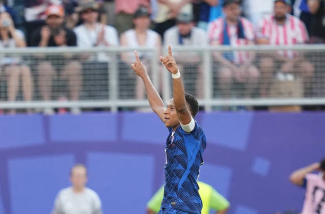 Kylian Mbappe (France) scores and celebrates his teams first goal during Paraguay and France, Round of 16 FIFA World Cup, WM, Weltmeisterschaft, Fussball 2026, Philadelphia Stadium, Philadelphia, United States on July 4, 2026. Thor Wegner DeFodi Images. (Photo by DeFodi Images) - *** Kylian Mbappé of France scores and celebrates his team s first goal during the Round of 16 match between Paraguay and France at the 2026 FIFA World Cup at Philadelphia Stadium in Philadelphia, United States, on July 4, 2026. Photo by DeFodi Images (Thor Wegner)