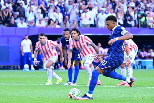 Paraguay v France - FIFA World Cup, WM, Weltmeisterschaft, Fussball 2026 - Round of 16 PHILADELPHIA, UNITED STATES - JULY 04: Kylian Mbappe (10) of France scores a goal from penalty during the 2026 FIFA World Cup Round of 16 match between Paraguay and France at Lincoln Financial Field (Philadelphia Stadium) in Philadelphia, Pennsylvania, United States on July 04, 2026. Abdulhamid Hosbas Anadolu Pennsylvania United States. Editorial use only. Please get in touch for any other usage.  Copyright: x2026xAnadoluxAbdulhamidxHosbasx