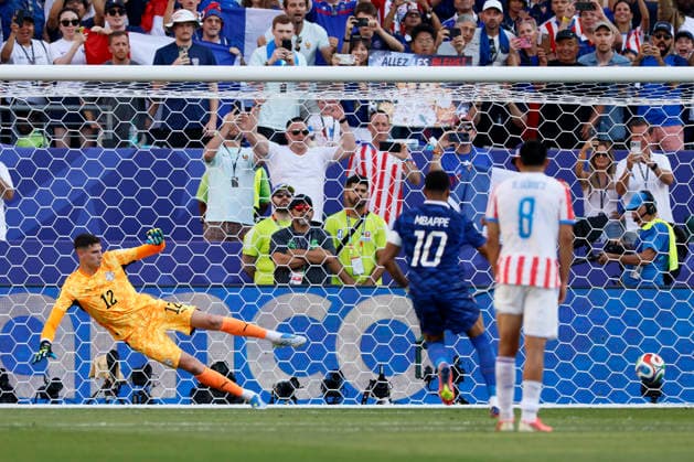 Paraguay v France: Round of 16 - FIFA World Cup, WM, Weltmeisterschaft, Fussball 2026 Kylian Mbappe of France scores 1st goal during the FIFA World Cup 2026 Round Of 16 match between Paraguay and France at Philadelphia Stadium on July 4, 2026 in Philadelphia, Pennsylvania. Philadelphia Philadelphia Stadium PA United States Copyright: xAllstarxPicturexLibraryxLtdx