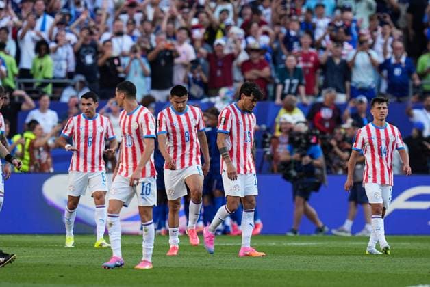Paraguay players dejected after conceding Paraguay v France 2026 FIFA World Cup, WM, Weltmeisterschaft, Fussball Round of 32, Football, Philadelphia Stadium, Philadelphia, Pennsylvania, USA - 04 Jul 2026Philadelphia Philadelphia Stadium Pennsylvania (PA) United States of America  Copyright: xIsmaelxAdnan Shutterstockx 16975708ck
