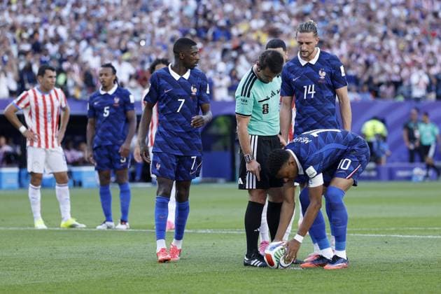 PHILADELPHIA - Referee Ilgiz Tantashev makes Kylian Mbappe of France move the ball ahead of his penalty kick during the 2026 FIFA World Cup, WM, Weltmeisterschaft, Fussball round of 16 match between Paraguay and France at the Philadelphia Stadium on July 4, 2026, in Philadelphia, United States. MAURICE VAN STEEN ANP FIFA World Cup 2026 - round of 16 2026 xVIxANPxSportx xMauricexvanxSteenxIVx 562817252 originalFilename: 562817252.jpg