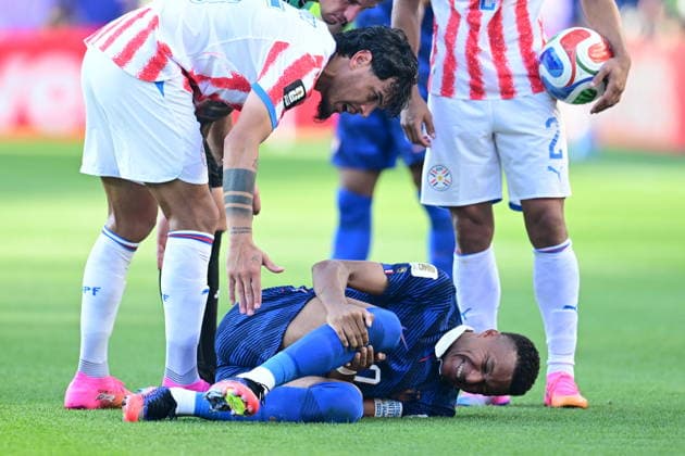 Paraguay v France - FIFA World Cup, WM, Weltmeisterschaft, Fussball 2026 - Round of 16 PHILADELPHIA, UNITED STATES - JULY 04: Kylian Mbappe (10) of France lies on the ground after injury during the 2026 FIFA World Cup Round of 16 match between Paraguay and France at Lincoln Financial Field (Philadelphia Stadium) in Philadelphia, Pennsylvania, United States on July 04, 2026. Abdulhamid Hosbas Anadolu Pennsylvania United States. Editorial use only. Please get in touch for any other usage.  Copyright: x2026xAnadoluxAbdulhamidxHosbasx