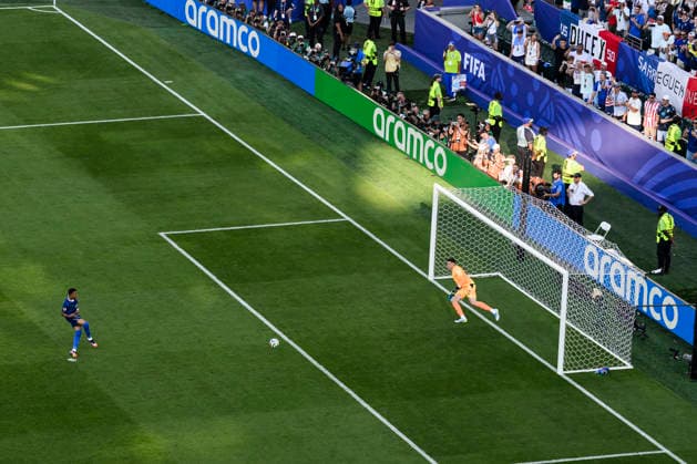 Paraguay v France - FIFA World Cup, WM, Weltmeisterschaft, Fussball 2026 Kylian Mbappe of France sores s goal from a penalty kick during the FIFA World Cup 2026 round of 16 football match between Paraguay and France. Philadelphia United States Copyright: xNicolòxCampox