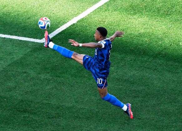 Kylian Mbappe of France controls the ball during the FIFA Men’s World Cup 2026 round of 16 football match between Paraguay and France at Philadelphia Stadium, in Philadelphia on July 4th 2026 (Photo by Andre Ricardo SPP)  Copyright: xAndrexRicardo SPPx Sportspressphoto_SPR184860