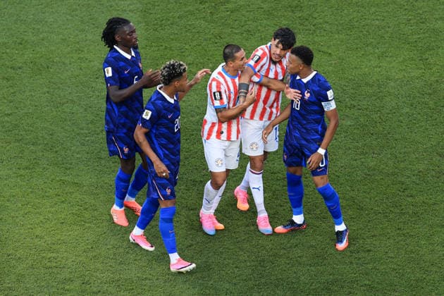 Football - FIFA World Cup, WM, Weltmeisterschaft, Fussball - Round of 16 - Paraguay v France 4th July 2026 - FIFA World Cup - Round of 16 - Paraguay v France - Gustavo Velazquez of Paraguay squares up to Kylian Mbappe of France as Gustavo Gomez of Paraguay tries to break it up - Photo: Simon Stacpoole Offside. Philadelphia USA *** Fußball – FIFA-Weltmeisterschaft, Achtelfinale: Paraguay gegen Frankreich, 4. Juli 2026 – FIFA-Weltmeisterschaft, Achtelfinale: Paraguay gegen Frankreich – Gustavo Velazquez aus Paraguay steht Kylian Mbappé aus Frankreich gegenüber, während Gustavo Gomez aus Paraguay versucht, die Situation zu entschärfen. Foto: Simon Stacpoole, Offside, Philadelphia, USA  Copyright: xSimonxStacpoolexOffside
