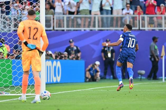 Lincoln Financial Field, Philadelphia (PA), July 4, 2026 - SPORTS WORLD CUP: PARAGUAY X FRANCE - Kylian Mbappe - Match between PARAGUAY X FRANCE valid for the round of 16 of the 2026 FIFA World Cup, WM, Weltmeisterschaft, Fussball held at Lincoln Financial Field in Philadelphia, on the afternoon of Saturday, July 4 (Photo: Eduardo Carmim Photo Premium SPP) 30930 (Eduardo Carmim SPP)  Copyright: xEduardoxCarmimx xSPPx spp-en-EdCa-eduardo_carmim_photo_premium_493044