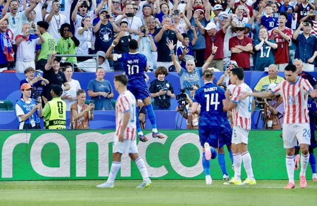 RECORD DATE NOT STATED France vs Paraguay FIFA World Cup, WM, Weltmeisterschaft, Fussball 2026. (SPO) France vs Paraguay FIFA World Cup 2026. July 4, 2026, Philadelphia, Pennsylvania, USA: Mbappe 10 of France scored and celebrates his goal with teammates during soccer match between France and Paraguay in round of 16 knockout stage during FIFA World Cup 2026 at Philadelphia Stadium. Credit: Niyi Fote Thenews2(Foto: Niyi Fote Thenews2 imago images) SPO  Copyright: xNiyixFotex
