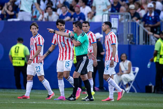 FOOTBALL : France vs Paraguay Coupe du Monde de la FIFA 2026. Philadelphia Stadium (Lincoln Financial Field), Philadelphie, Pennsylvanie, Etats-Unis. 04 07 2026. L arbitre Ilgiz Tantashev (OuzbÃ kistan) confirme un penalty en faveur de la France apres avoir consultÃ le systeme d assistance vidÃ o Ã l arbitrage (VAR), lors du match des huitiemes de finale de la Coupe du Monde de la FIFA 2026 entre la France et le Paraguay au Philadelphia Stadium (Lincoln Financial Field), Ã Philadelphie, Pennsylvanie, Etats-Unis, le 4 juillet 2026.  Copyright: xx