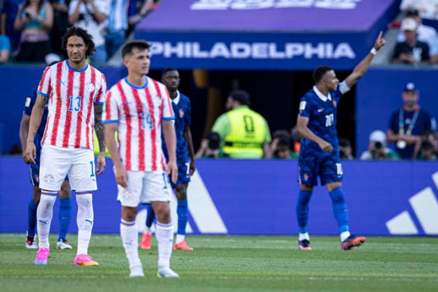 FOOTBALL : France vs Paraguay Coupe du Monde de la FIFA 2026. Philadelphia Stadium (Lincoln Financial Field), Philadelphie, Pennsylvanie, Etats-Unis. 04 07 2026. Joie des joueurs de l equipe de apres le but de Kylian Mbappe 10 (France) Lors du match des huitiemes de finale de la Coupe du Monde de la FIFA 2026 entre la France et le Paraguay au Philadelphia Stadium (Lincoln Financial Field), Ã Philadelphie, Pennsylvanie, Etats-Unis, le 4 juillet 2026.  Copyright: xx