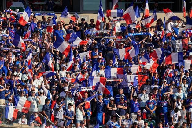 France fans watch on as they hold their French flags Paraguay v France 2026 FIFA World Cup, WM, Weltmeisterschaft, Fussball Round of 32, Football, Philadelphia Stadium, Philadelphia, Pennsylvania, USA - 04 Jul 2026Philadelphia Philadelphia Stadium Pennsylvania (PA) United States of America  Copyright: xIsmaelxAdnan Shutterstockx 16975708cw