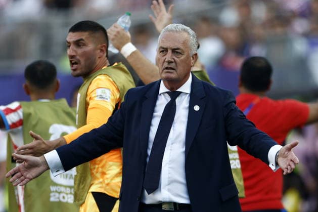 FIFA World Cup, WM, Weltmeisterschaft, Fussball 2026 - Round of 16 - Paraguay vs France Paraguay s head coach Gustavo Alfaro gestures during the FIFA World Cup 2026 Round of 16 match Paraguay against France, in Philadelphia, Pennsylvania, USA, 04 July 2026. PHILADELPHIA United States  Copyright: xWILLxOLIVERx