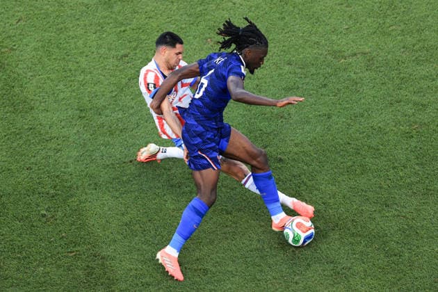 Football - FIFA World Cup, WM, Weltmeisterschaft, Fussball - Round of 16 - Paraguay v France 4th July 2026 - FIFA World Cup - Round of 16 - Paraguay v France - Gustavo Caballero of Paraguay tackles Manu Kone of France - Photo: Simon Stacpoole Offside. Philadelphia USA *** Fußball – FIFA-Weltmeisterschaft, Achtelfinale: Paraguay gegen Frankreich, 4. Juli 2026 – FIFA-Weltmeisterschaft, Achtelfinale: Paraguay gegen Frankreich – Gustavo Caballero aus Paraguay geht in den Zweikampf mit Manu Kone aus Frankreich – Foto: Simon Stacpoole – Abseits – Philadelphia, USA  Copyright: xSimonxStacpoolexOffside
